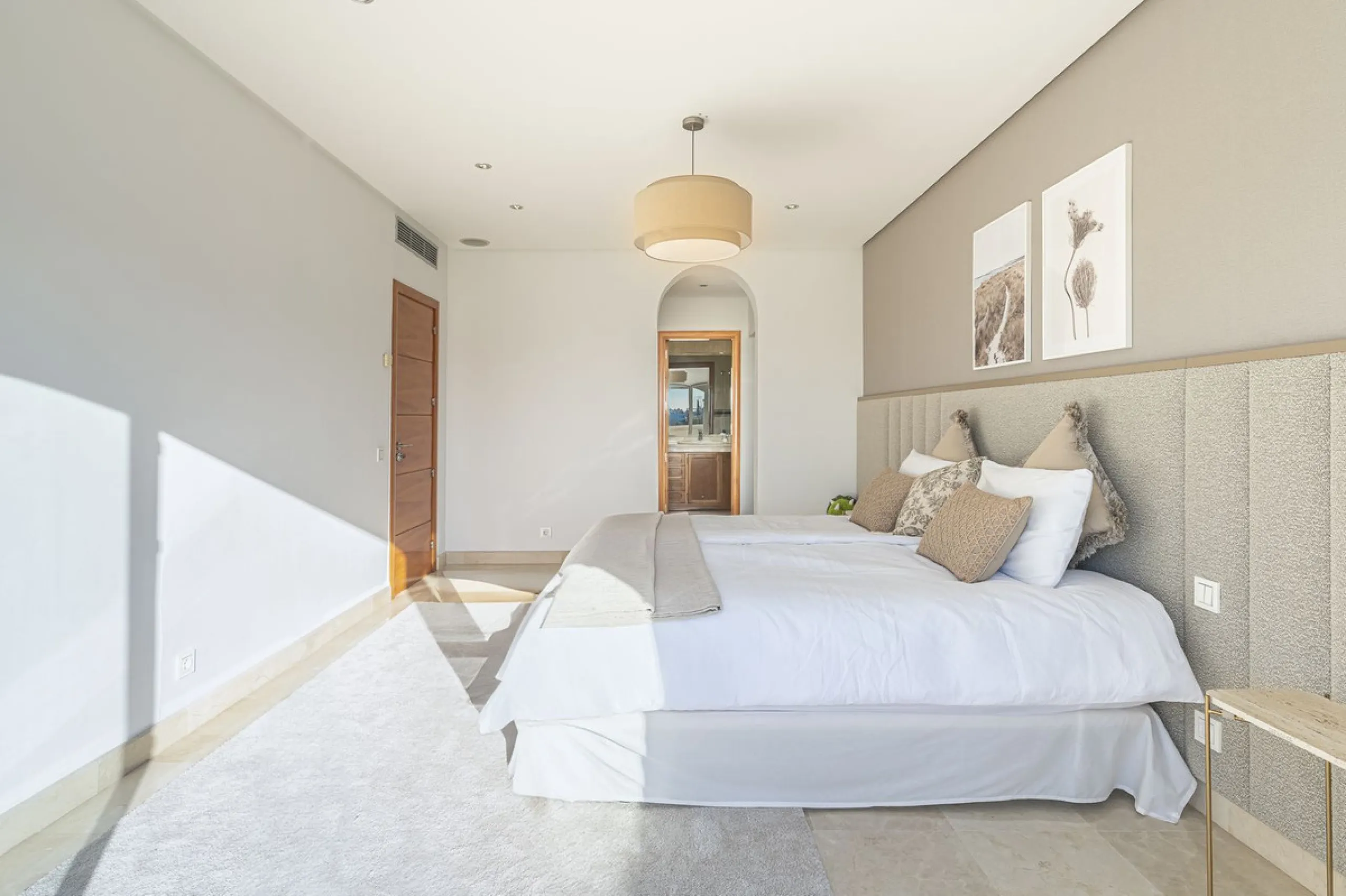 This magnificent villa located in the heart of the prestigious Golf Valley of Nueva Andalucia! This impressive property boasts of an expansive 1.425m2 of plot size and located first line golf.  Entering the property, a huge driveway welcomes you to the we