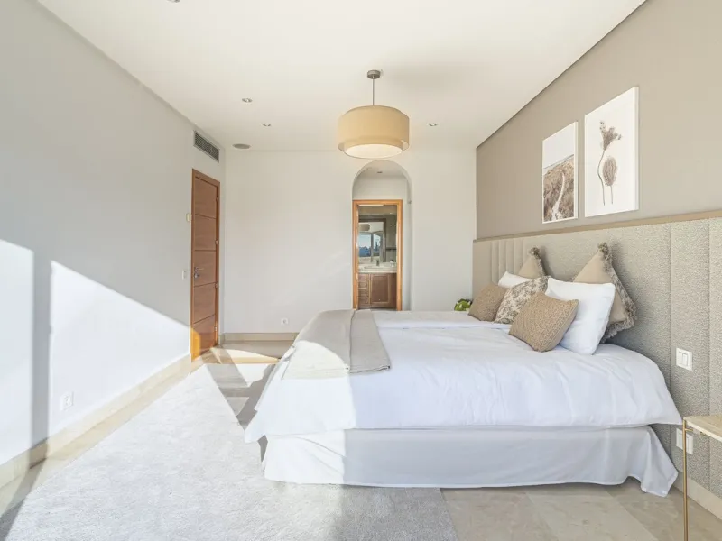 This magnificent villa located in the heart of the prestigious Golf Valley of Nueva Andalucia! This impressive property boasts of an expansive 1.425m2 of plot size and located first line golf.  Entering the property, a huge driveway welcomes you to the we