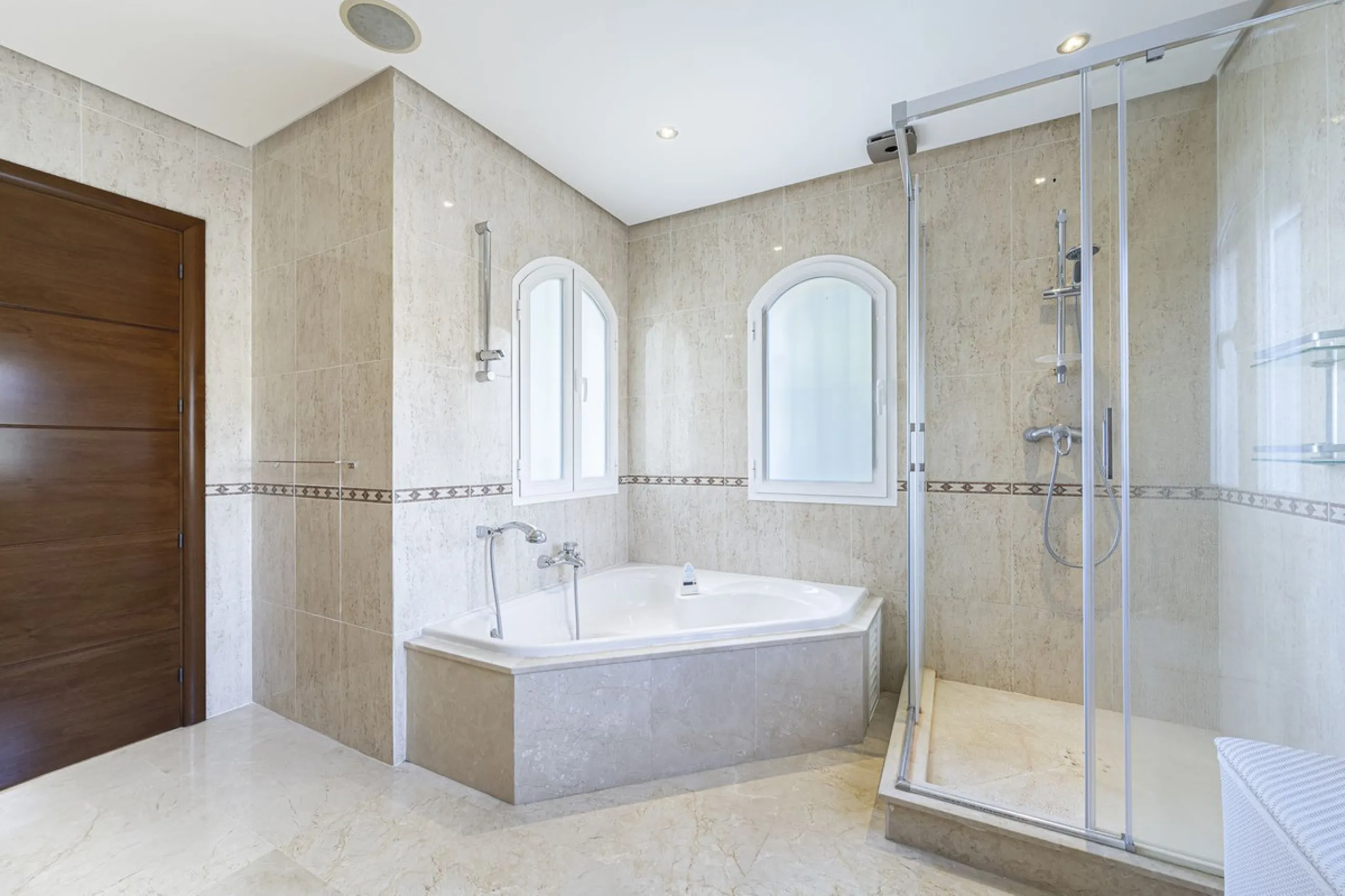 This magnificent villa located in the heart of the prestigious Golf Valley of Nueva Andalucia! This impressive property boasts of an expansive 1.425m2 of plot size and located first line golf.  Entering the property, a huge driveway welcomes you to the we