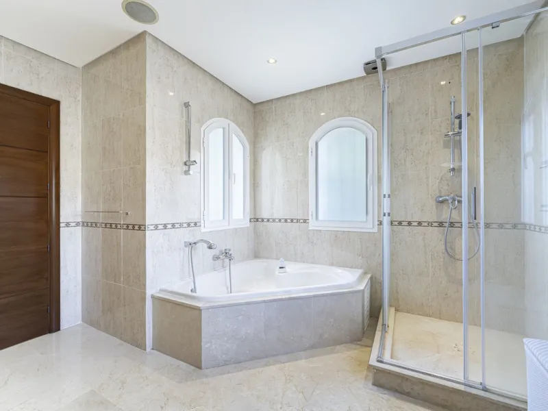 This magnificent villa located in the heart of the prestigious Golf Valley of Nueva Andalucia! This impressive property boasts of an expansive 1.425m2 of plot size and located first line golf.  Entering the property, a huge driveway welcomes you to the we