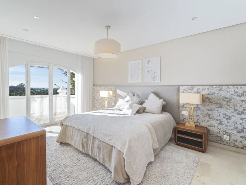 This magnificent villa located in the heart of the prestigious Golf Valley of Nueva Andalucia! This impressive property boasts of an expansive 1.425m2 of plot size and located first line golf.  Entering the property, a huge driveway welcomes you to the we