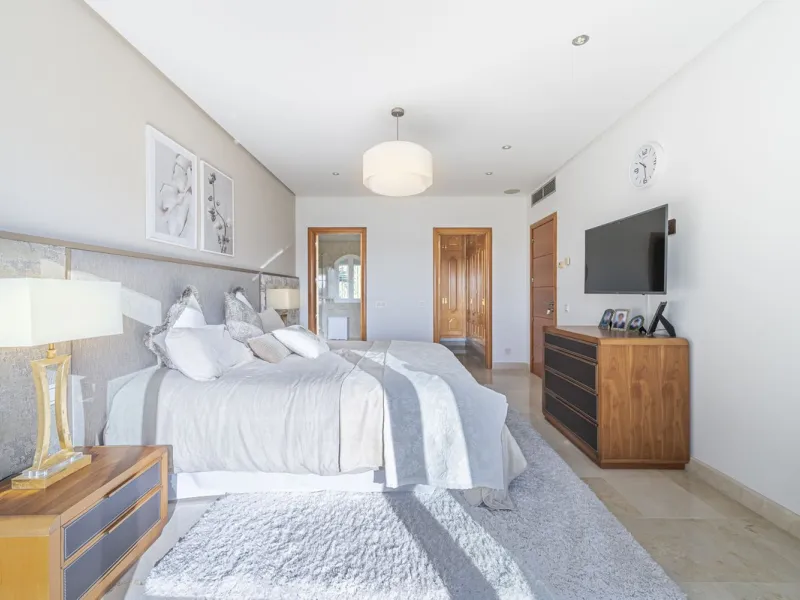 This magnificent villa located in the heart of the prestigious Golf Valley of Nueva Andalucia! This impressive property boasts of an expansive 1.425m2 of plot size and located first line golf.  Entering the property, a huge driveway welcomes you to the we