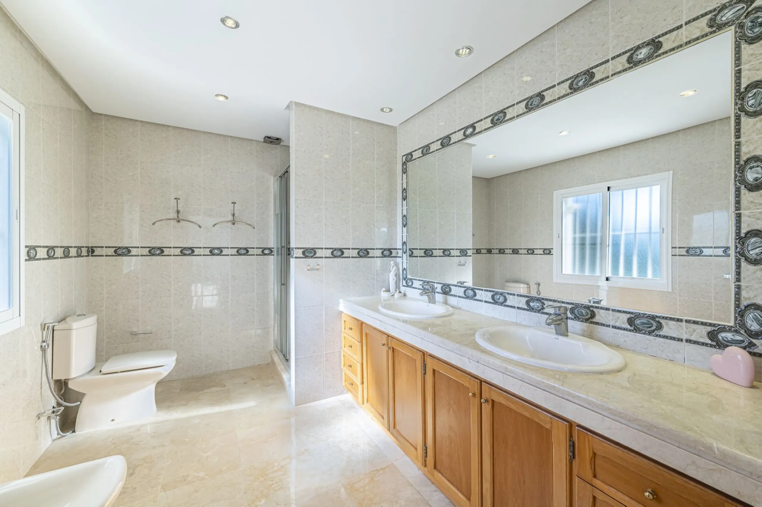 This magnificent villa located in the heart of the prestigious Golf Valley of Nueva Andalucia! This impressive property boasts of an expansive 1.425m2 of plot size and located first line golf.  Entering the property, a huge driveway welcomes you to the we