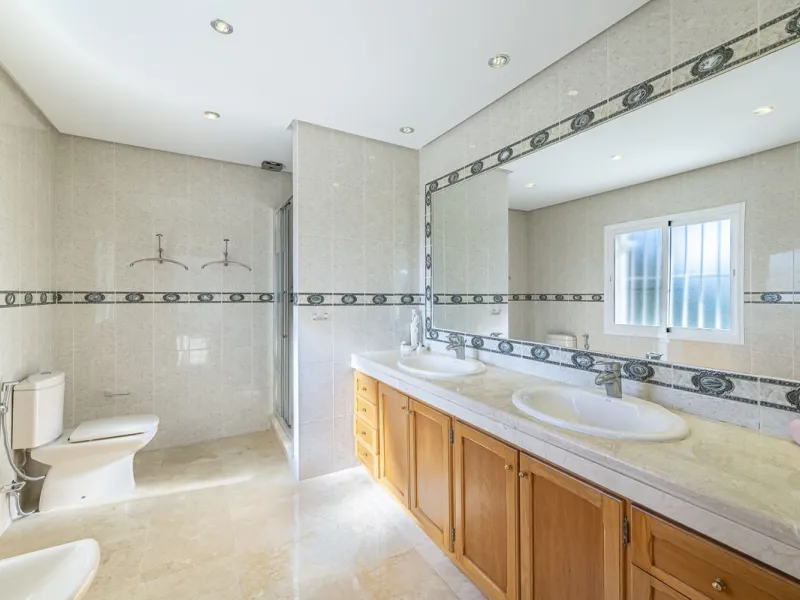 This magnificent villa located in the heart of the prestigious Golf Valley of Nueva Andalucia! This impressive property boasts of an expansive 1.425m2 of plot size and located first line golf.  Entering the property, a huge driveway welcomes you to the we