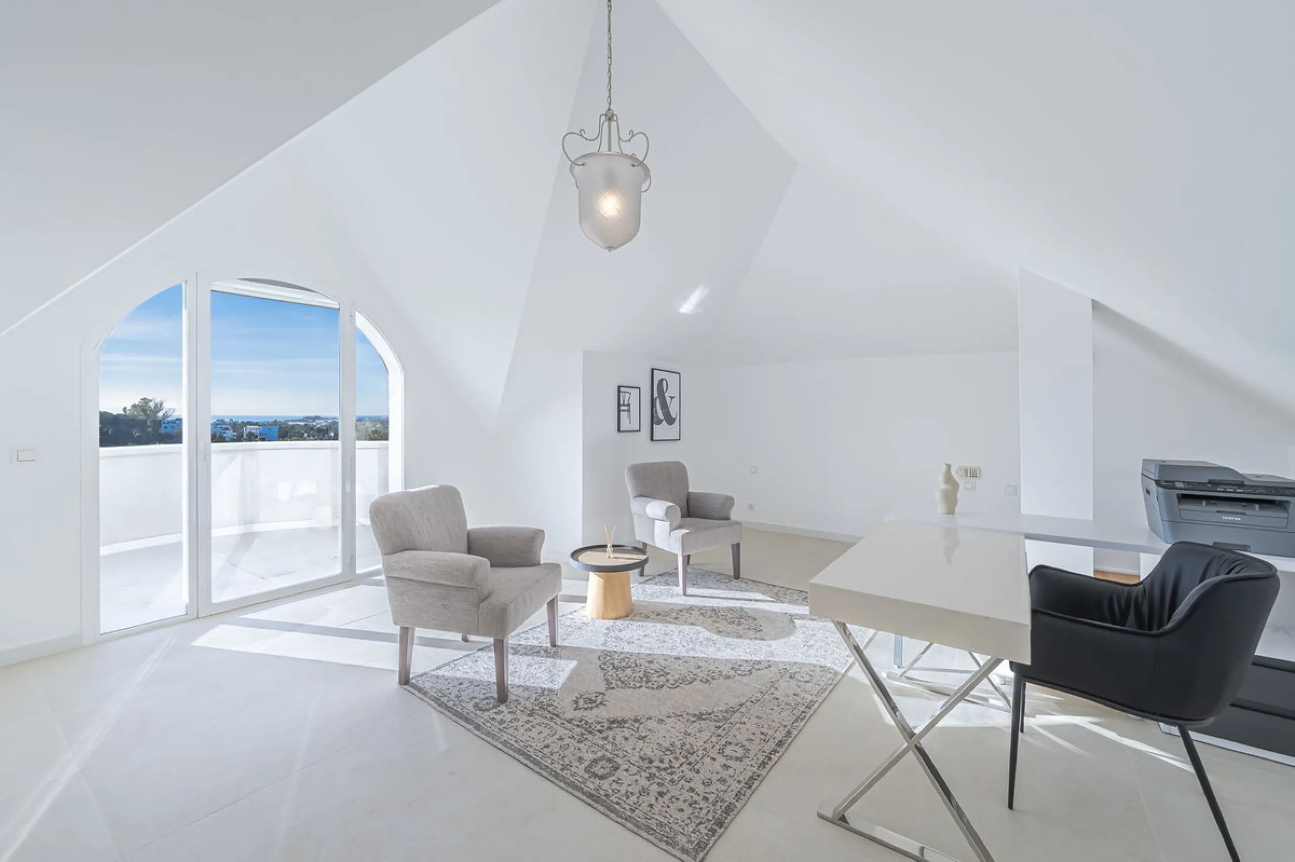 This magnificent villa located in the heart of the prestigious Golf Valley of Nueva Andalucia! This impressive property boasts of an expansive 1.425m2 of plot size and located first line golf.  Entering the property, a huge driveway welcomes you to the we