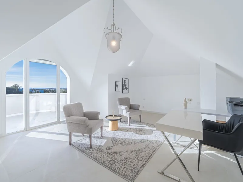 This magnificent villa located in the heart of the prestigious Golf Valley of Nueva Andalucia! This impressive property boasts of an expansive 1.425m2 of plot size and located first line golf.  Entering the property, a huge driveway welcomes you to the we
