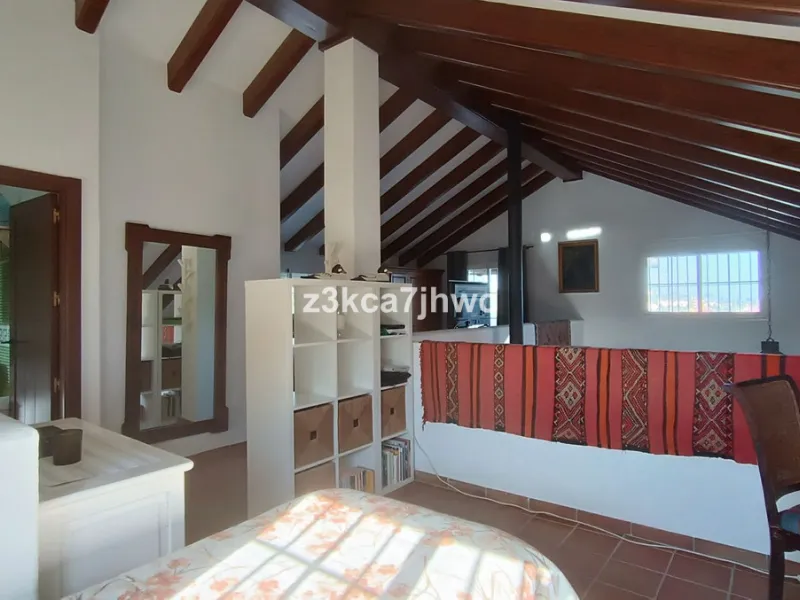 House - Detached Villa в продаже в Estepona, Málaga. В доме 4 спален и 4 ванных комнат. Площадь дома 274 м². Площадь участка 4112 м²