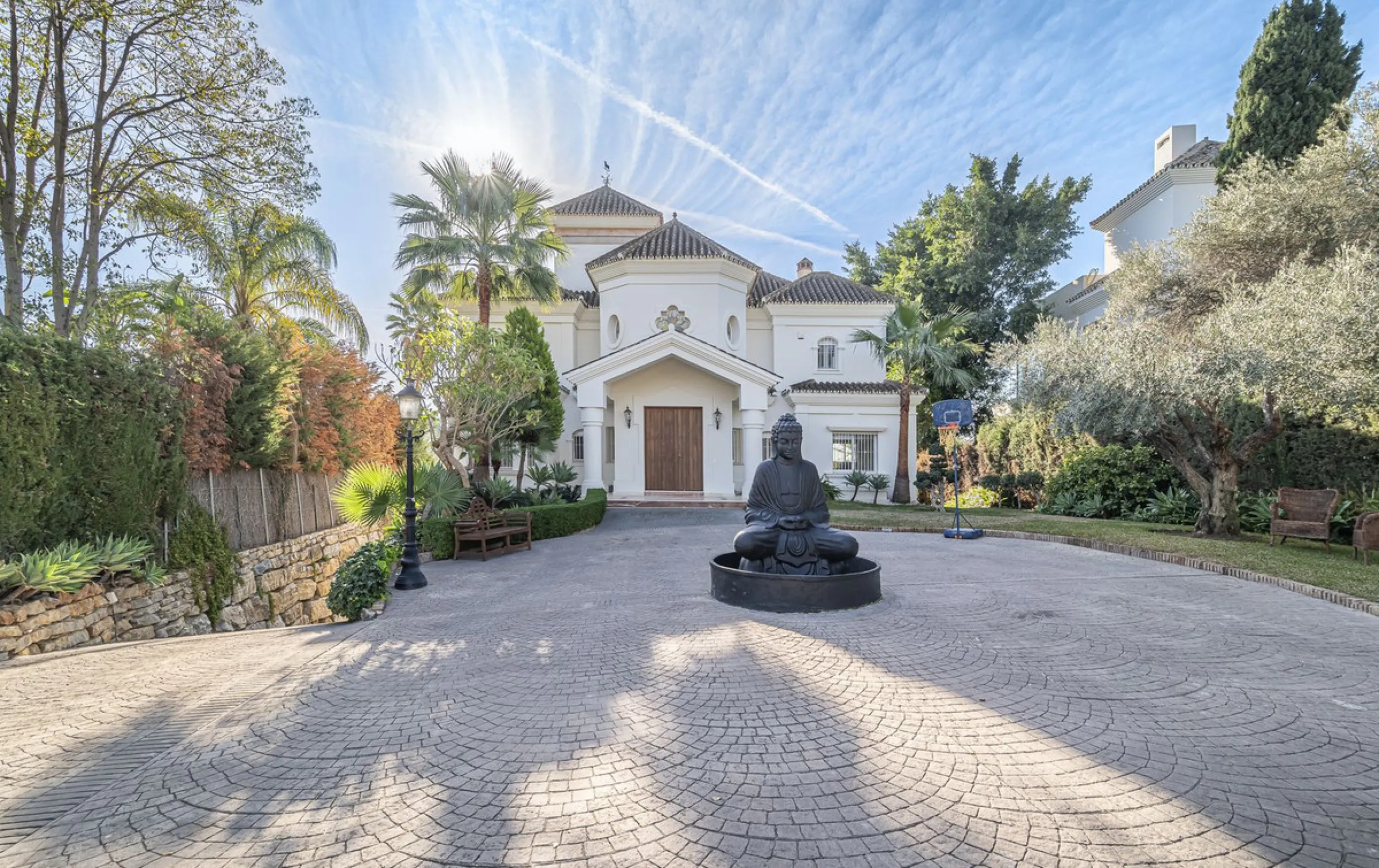 This magnificent villa located in the heart of the prestigious Golf Valley of Nueva Andalucia! This impressive property boasts of an expansive 1.425m2 of plot size and located first line golf.  Entering the property, a huge driveway welcomes you to the we
