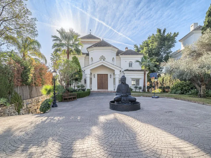 This magnificent villa located in the heart of the prestigious Golf Valley of Nueva Andalucia! This impressive property boasts of an expansive 1.425m2 of plot size and located first line golf.  Entering the property, a huge driveway welcomes you to the we