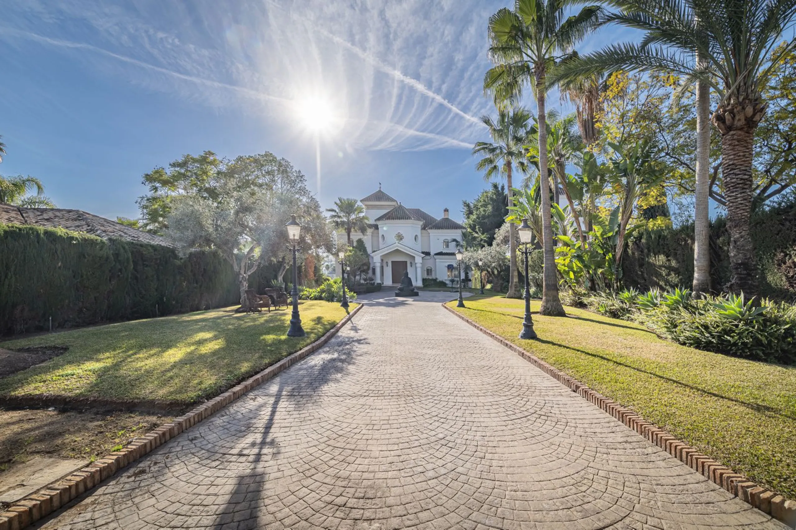 This magnificent villa located in the heart of the prestigious Golf Valley of Nueva Andalucia! This impressive property boasts of an expansive 1.425m2 of plot size and located first line golf.  Entering the property, a huge driveway welcomes you to the we