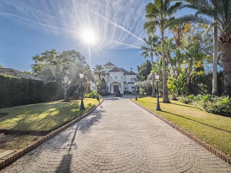 This magnificent villa located in the heart of the prestigious Golf Valley of Nueva Andalucia! This impressive property boasts of an expansive 1.425m2 of plot size and located first line golf.  Entering the property, a huge driveway welcomes you to the we