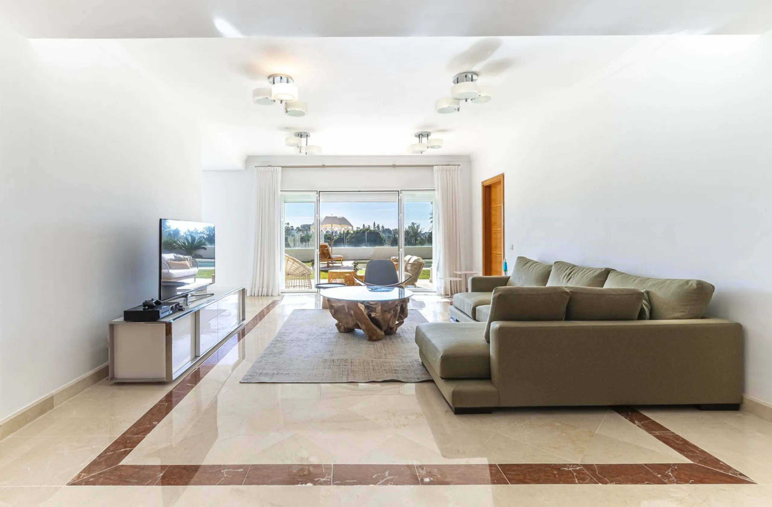 This magnificent villa located in the heart of the prestigious Golf Valley of Nueva Andalucia! This impressive property boasts of an expansive 1.425m2 of plot size and located first line golf.  Entering the property, a huge driveway welcomes you to the we