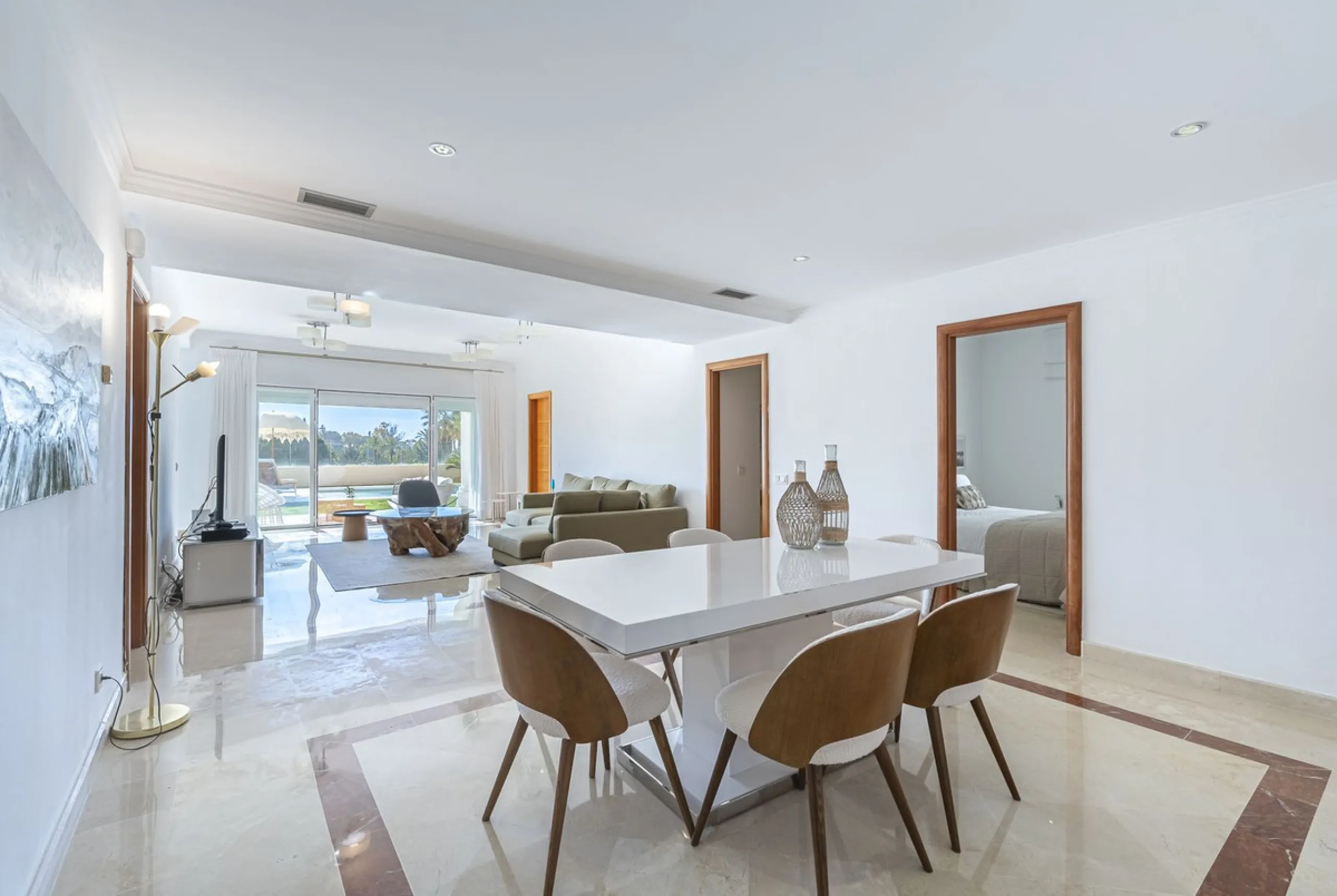 This magnificent villa located in the heart of the prestigious Golf Valley of Nueva Andalucia! This impressive property boasts of an expansive 1.425m2 of plot size and located first line golf.  Entering the property, a huge driveway welcomes you to the we