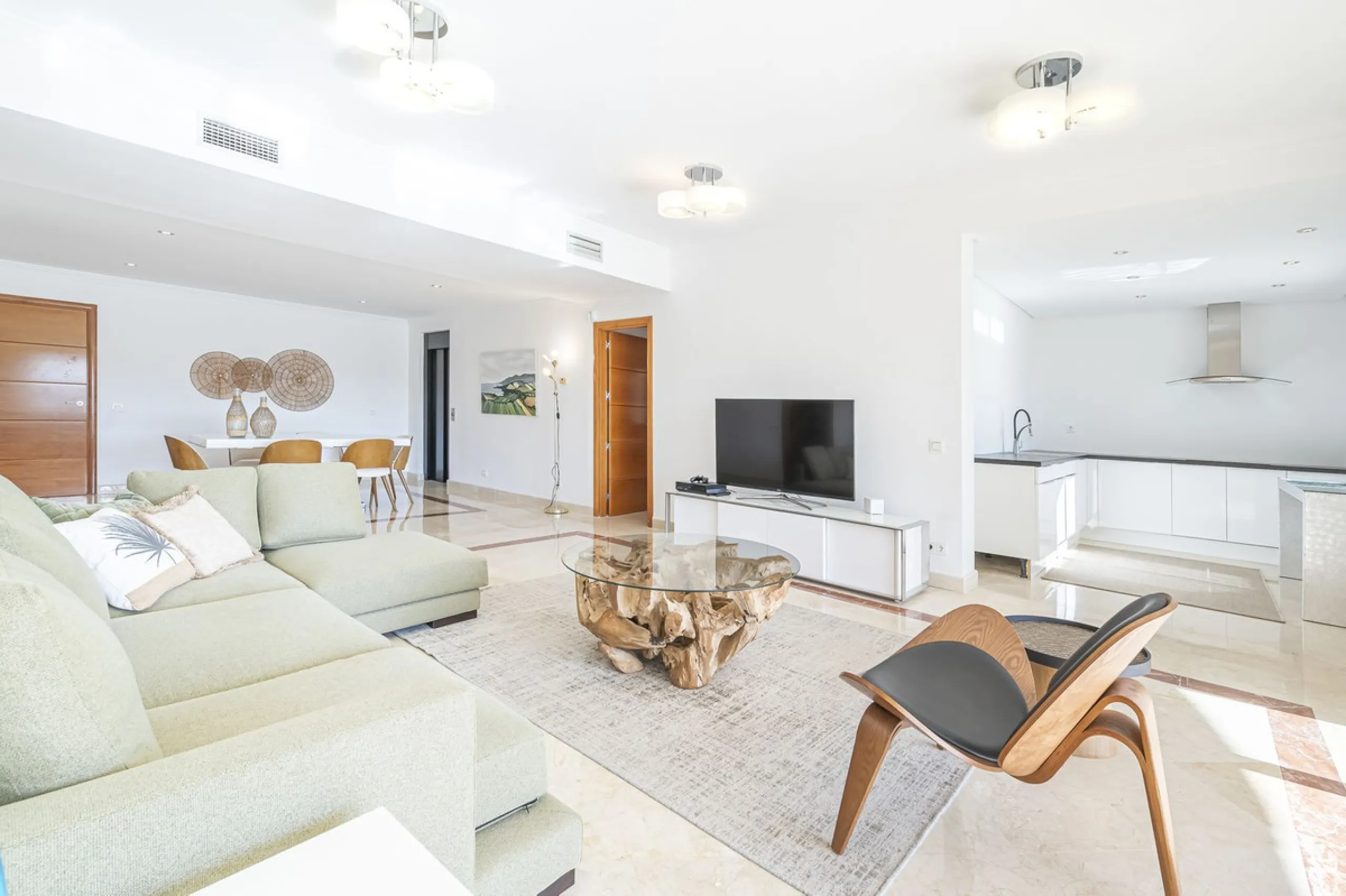 This magnificent villa located in the heart of the prestigious Golf Valley of Nueva Andalucia! This impressive property boasts of an expansive 1.425m2 of plot size and located first line golf.  Entering the property, a huge driveway welcomes you to the we