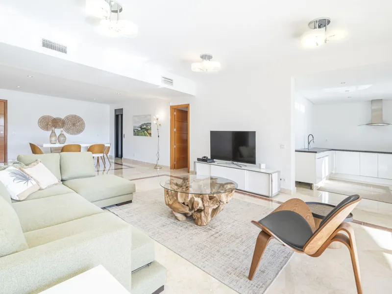 This magnificent villa located in the heart of the prestigious Golf Valley of Nueva Andalucia! This impressive property boasts of an expansive 1.425m2 of plot size and located first line golf.  Entering the property, a huge driveway welcomes you to the we