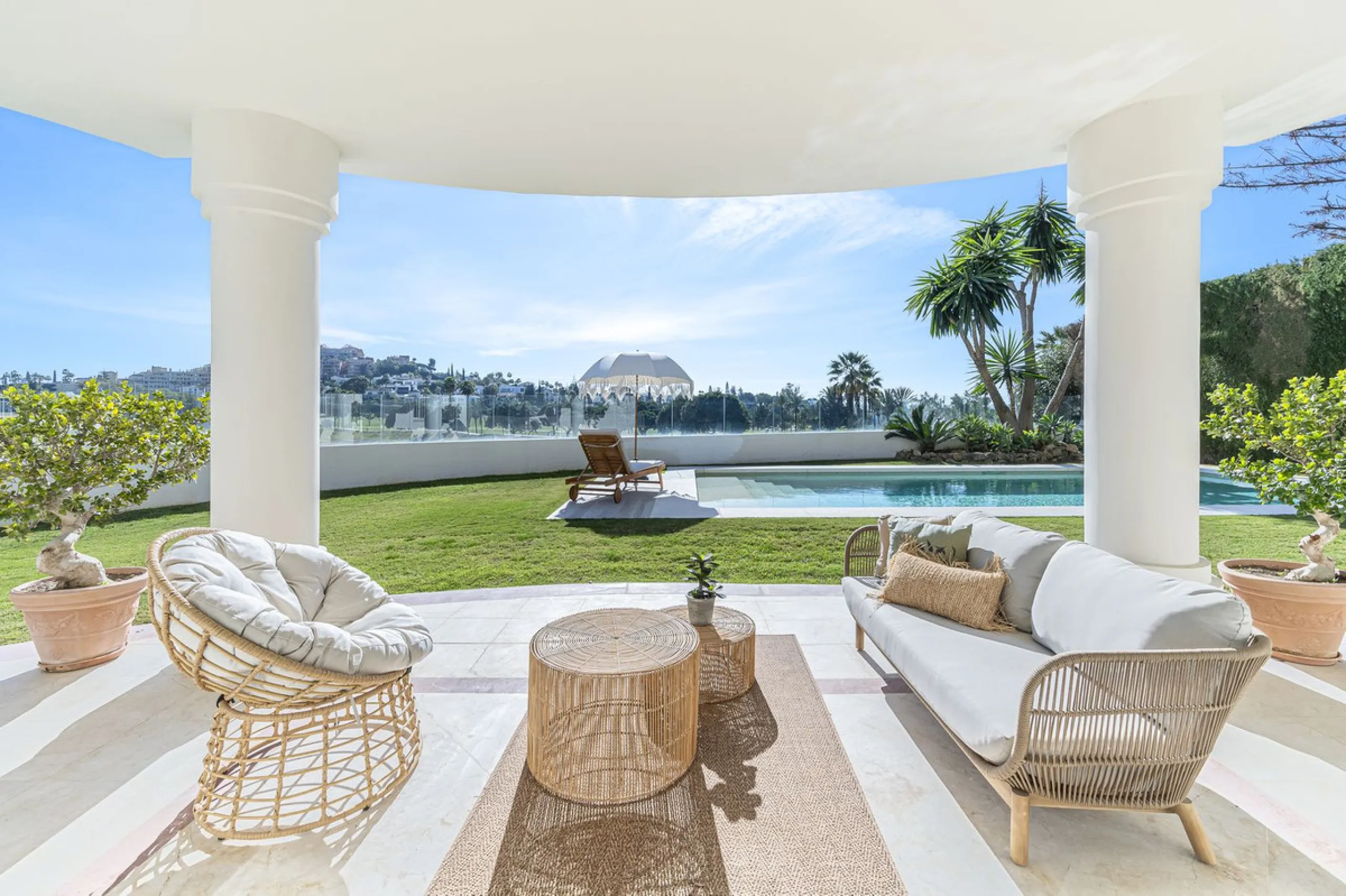 This magnificent villa located in the heart of the prestigious Golf Valley of Nueva Andalucia! This impressive property boasts of an expansive 1.425m2 of plot size and located first line golf.  Entering the property, a huge driveway welcomes you to the we