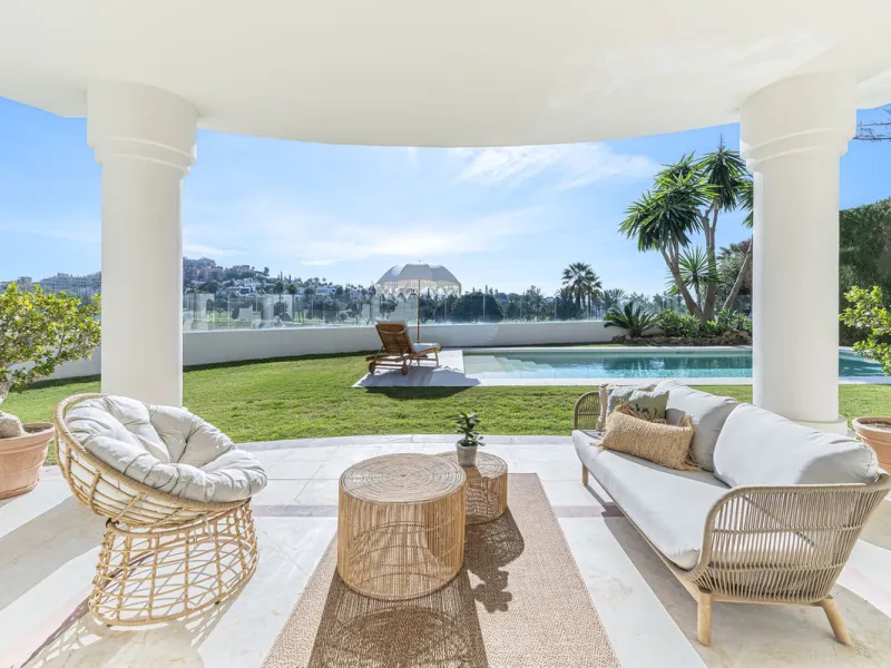 This magnificent villa located in the heart of the prestigious Golf Valley of Nueva Andalucia! This impressive property boasts of an expansive 1.425m2 of plot size and located first line golf.  Entering the property, a huge driveway welcomes you to the we