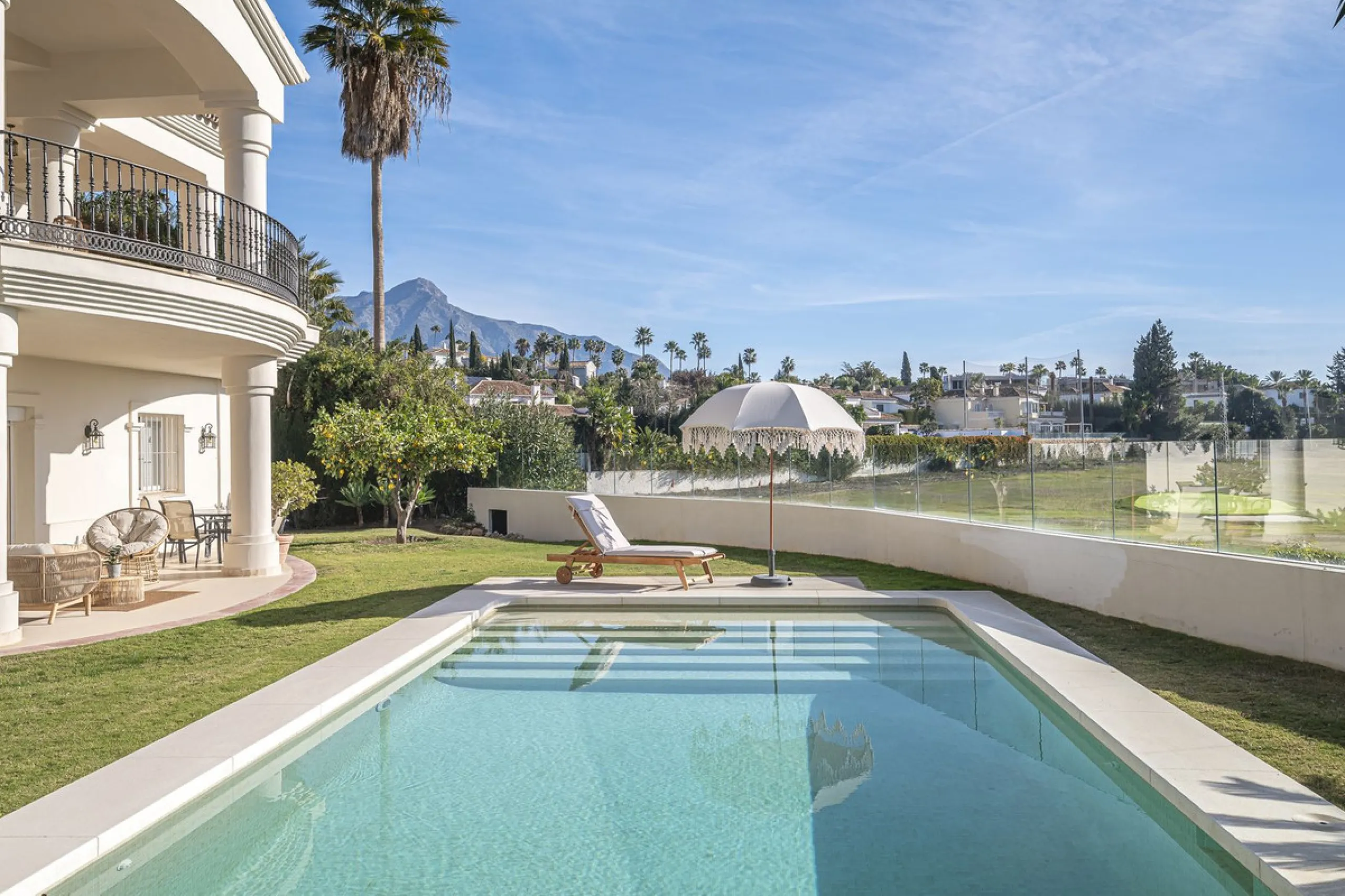 This magnificent villa located in the heart of the prestigious Golf Valley of Nueva Andalucia! This impressive property boasts of an expansive 1.425m2 of plot size and located first line golf.  Entering the property, a huge driveway welcomes you to the we