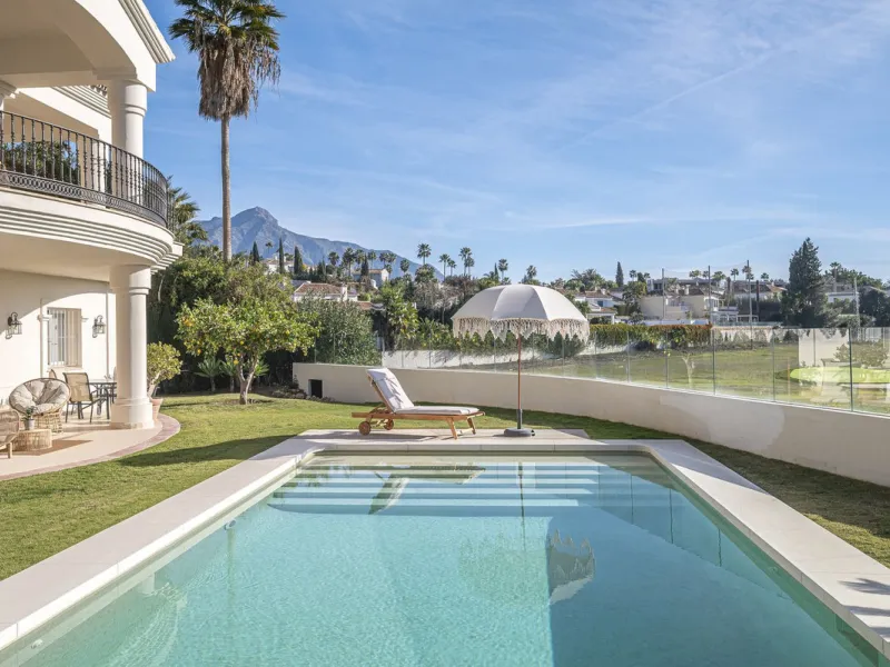 This magnificent villa located in the heart of the prestigious Golf Valley of Nueva Andalucia! This impressive property boasts of an expansive 1.425m2 of plot size and located first line golf.  Entering the property, a huge driveway welcomes you to the we