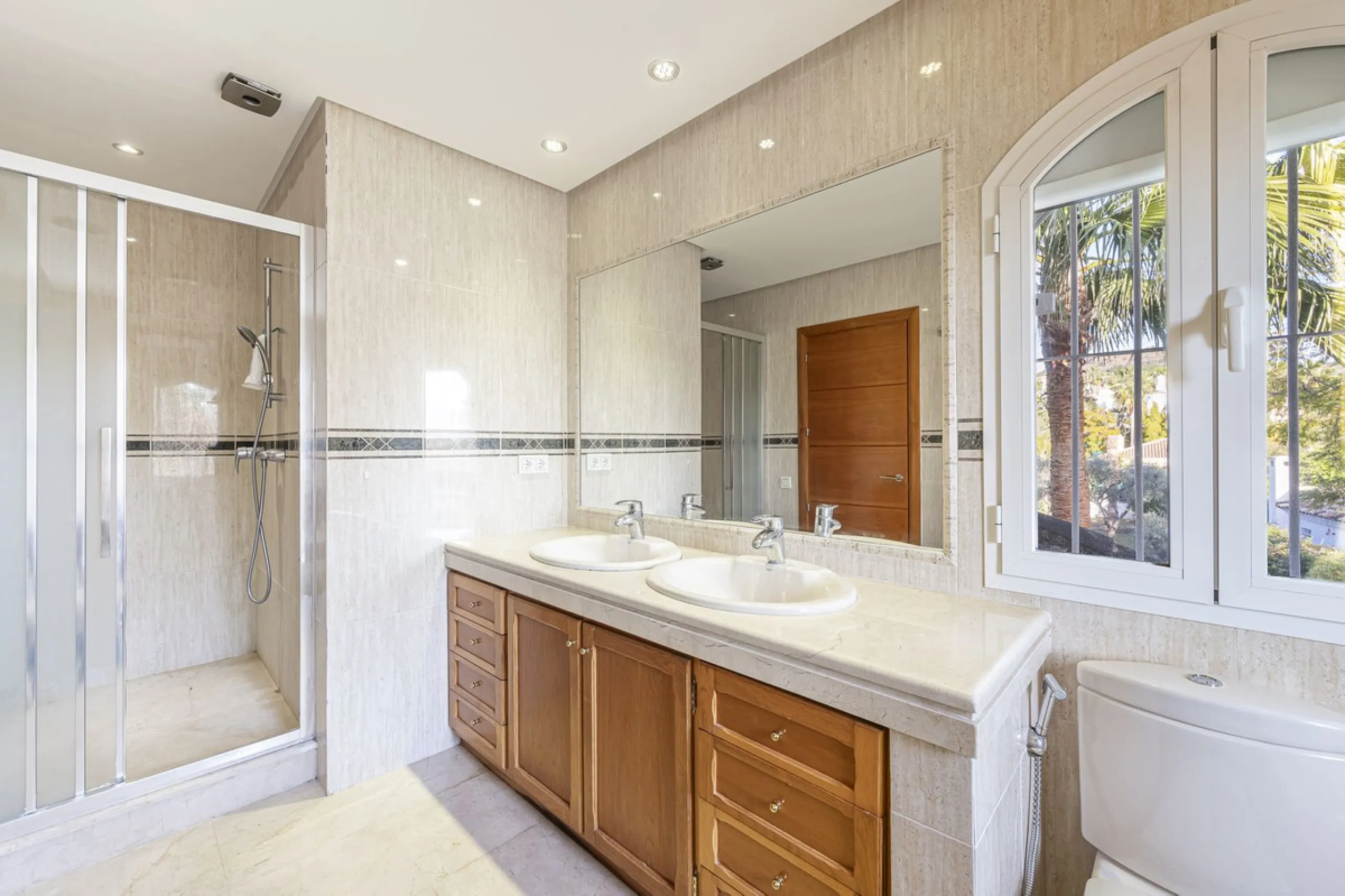 This magnificent villa located in the heart of the prestigious Golf Valley of Nueva Andalucia! This impressive property boasts of an expansive 1.425m2 of plot size and located first line golf.  Entering the property, a huge driveway welcomes you to the we