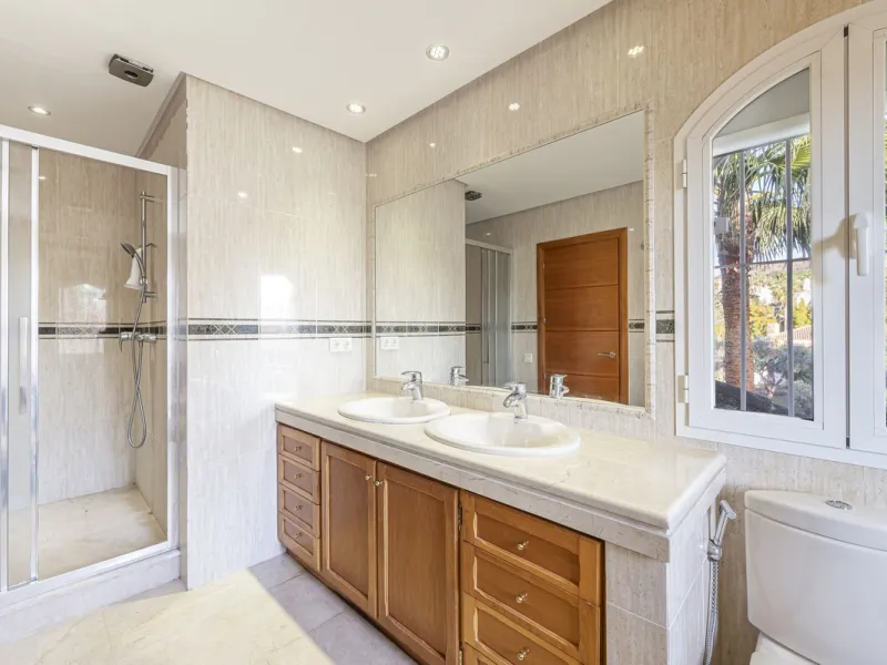 This magnificent villa located in the heart of the prestigious Golf Valley of Nueva Andalucia! This impressive property boasts of an expansive 1.425m2 of plot size and located first line golf.  Entering the property, a huge driveway welcomes you to the we