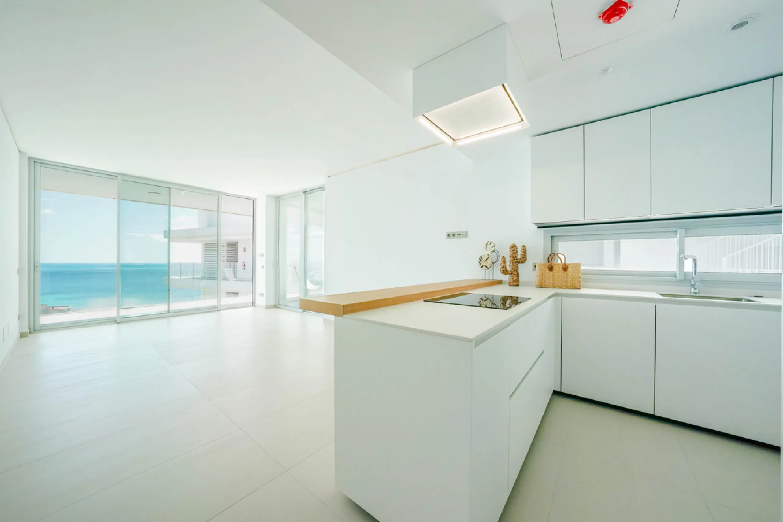 This beautiful south-facing duplex penthouse is located in the exclusive La Reserva del Higuerón Resort, Fuengirola. The property offers a bright and modern open-plan living and dining area with a fully fitted kitchen, designed for comfort and functionali