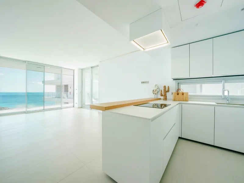 This beautiful south-facing duplex penthouse is located in the exclusive La Reserva del Higuerón Resort, Fuengirola. The property offers a bright and modern open-plan living and dining area with a fully fitted kitchen, designed for comfort and functionali