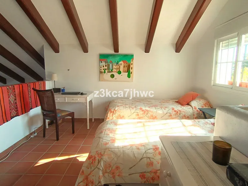 House - Detached Villa в продаже в Estepona, Málaga. В доме 4 спален и 4 ванных комнат. Площадь дома 274 м². Площадь участка 4112 м²
