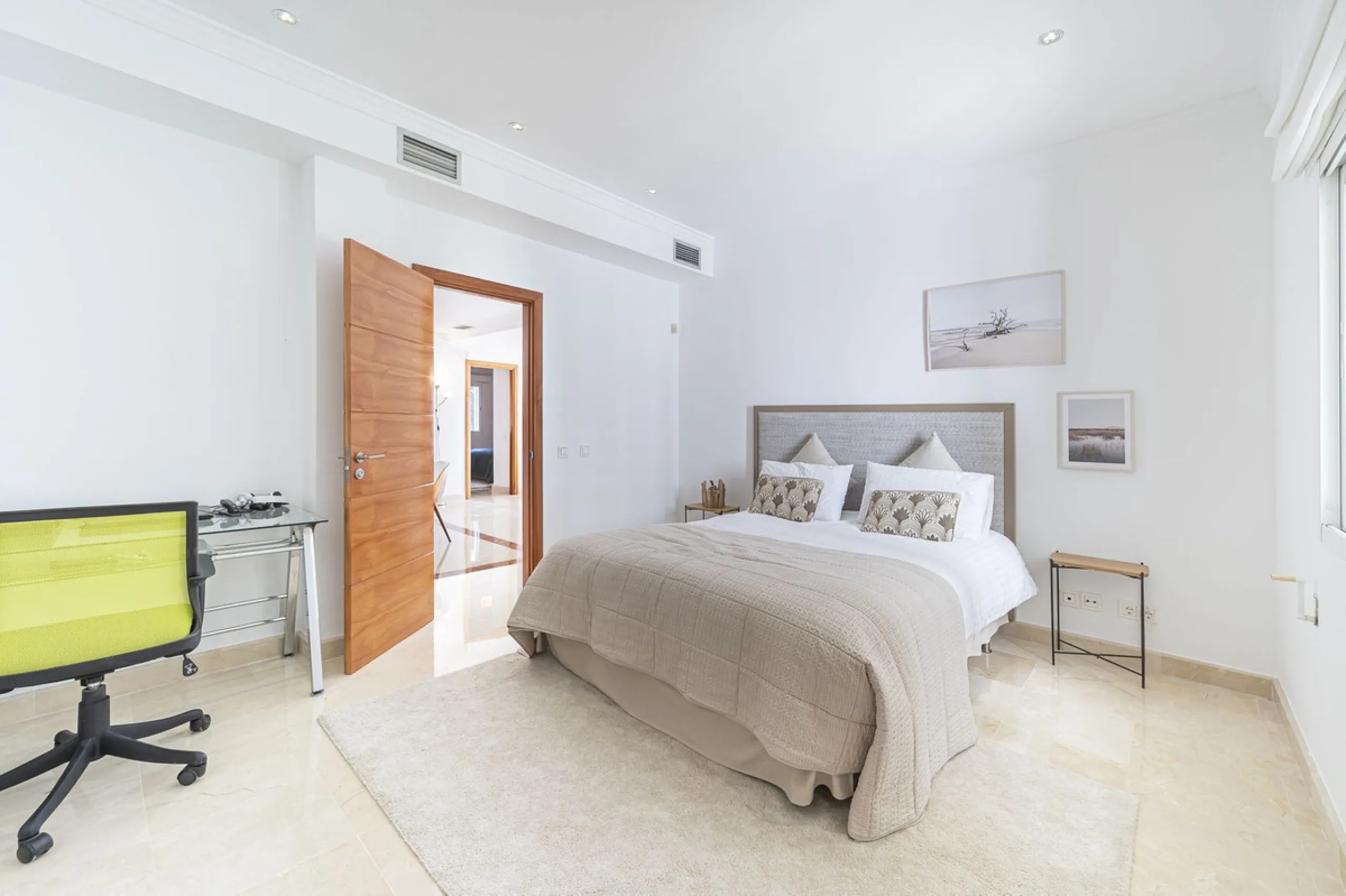 This magnificent villa located in the heart of the prestigious Golf Valley of Nueva Andalucia! This impressive property boasts of an expansive 1.425m2 of plot size and located first line golf.  Entering the property, a huge driveway welcomes you to the we