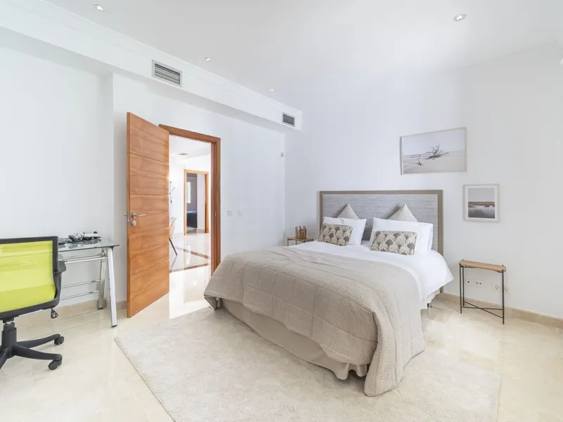This magnificent villa located in the heart of the prestigious Golf Valley of Nueva Andalucia! This impressive property boasts of an expansive 1.425m2 of plot size and located first line golf.  Entering the property, a huge driveway welcomes you to the we