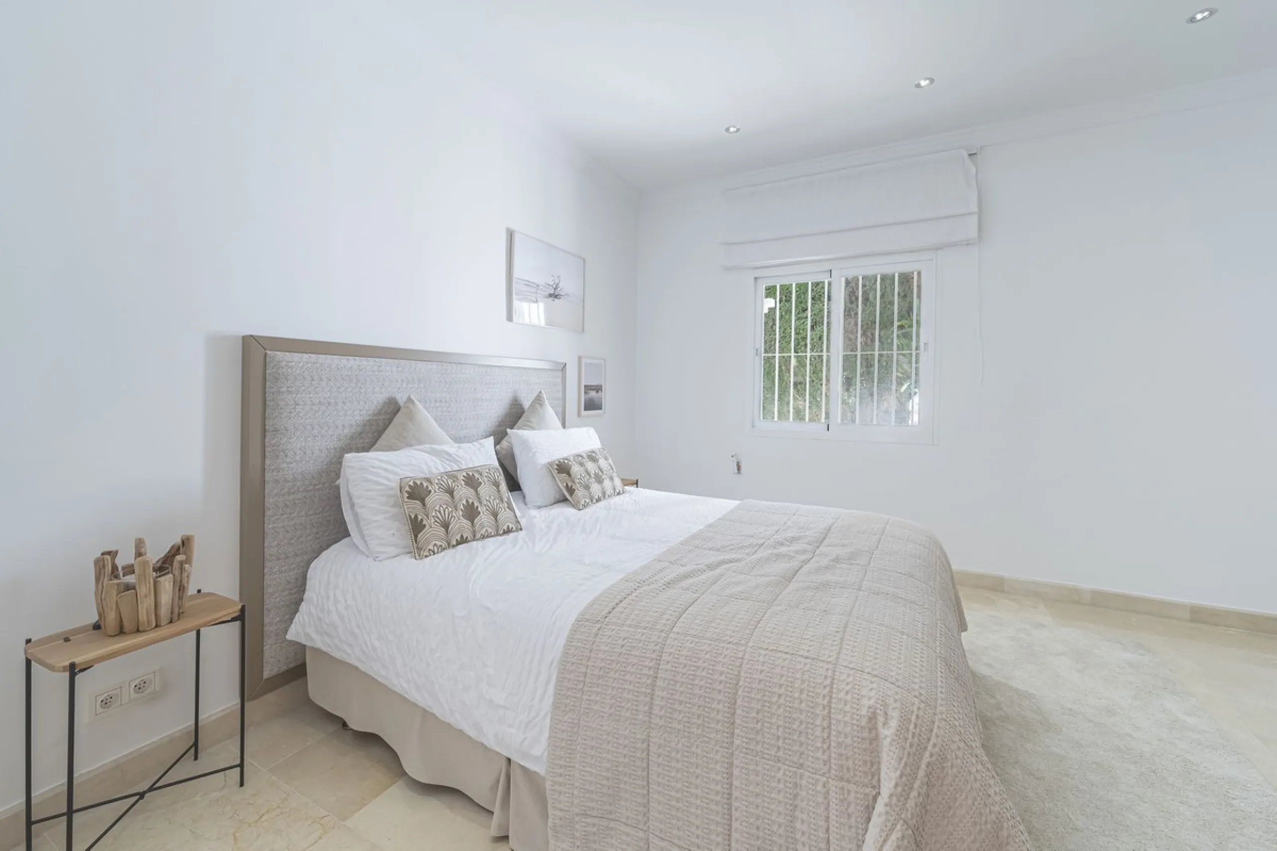 This magnificent villa located in the heart of the prestigious Golf Valley of Nueva Andalucia! This impressive property boasts of an expansive 1.425m2 of plot size and located first line golf.  Entering the property, a huge driveway welcomes you to the we