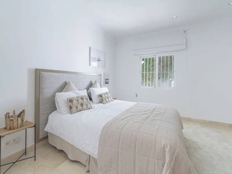 This magnificent villa located in the heart of the prestigious Golf Valley of Nueva Andalucia! This impressive property boasts of an expansive 1.425m2 of plot size and located first line golf.  Entering the property, a huge driveway welcomes you to the we
