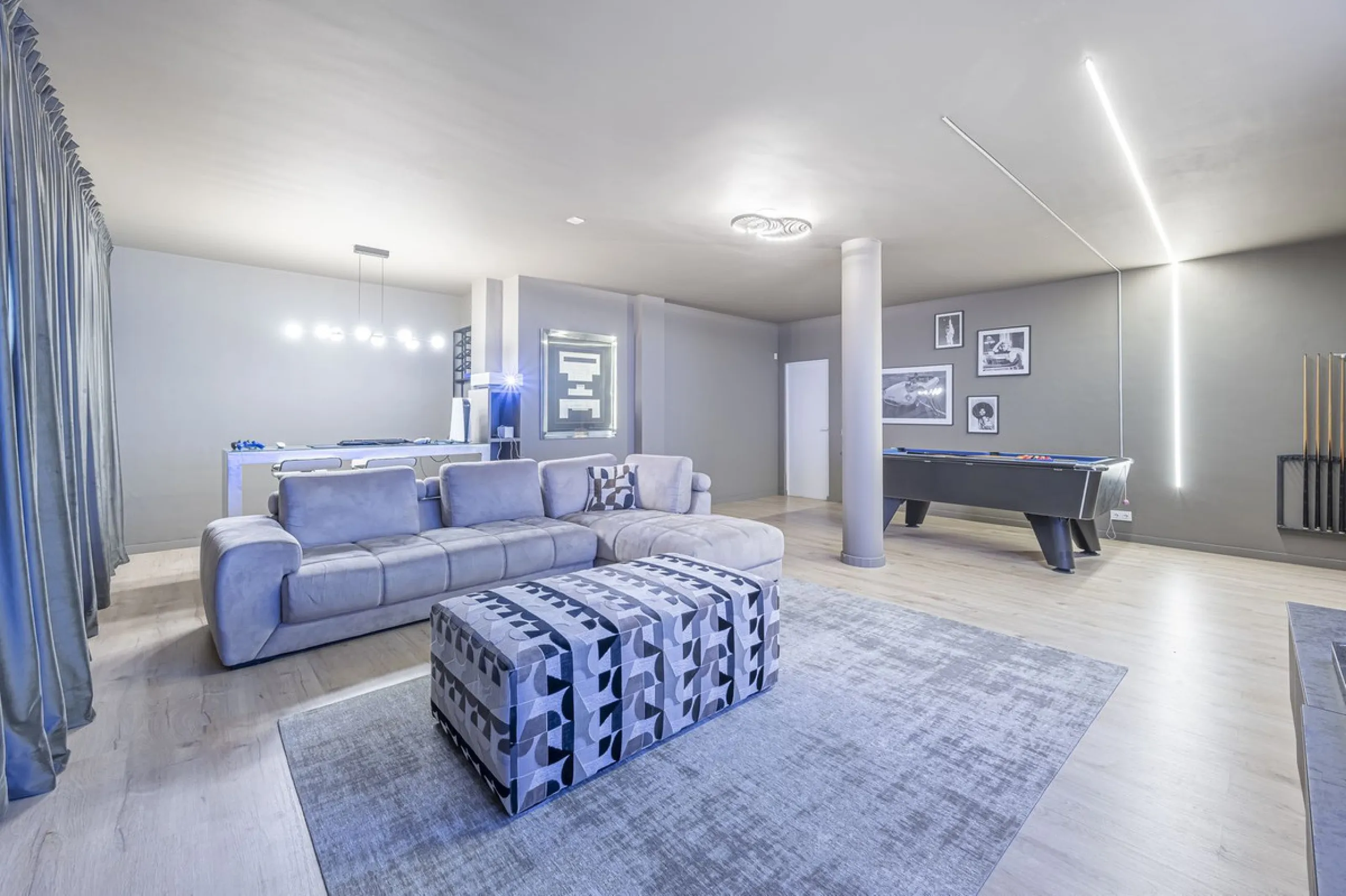 This magnificent villa located in the heart of the prestigious Golf Valley of Nueva Andalucia! This impressive property boasts of an expansive 1.425m2 of plot size and located first line golf.  Entering the property, a huge driveway welcomes you to the we