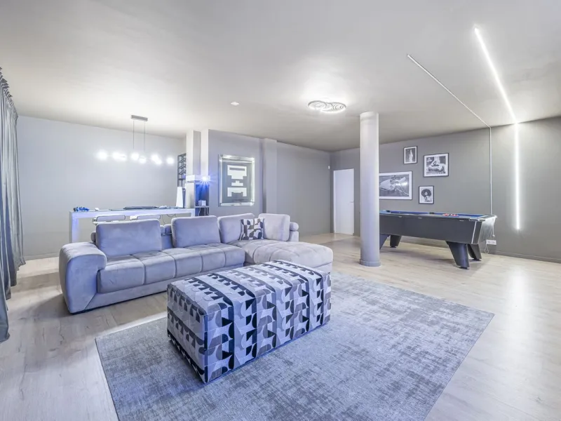 This magnificent villa located in the heart of the prestigious Golf Valley of Nueva Andalucia! This impressive property boasts of an expansive 1.425m2 of plot size and located first line golf.  Entering the property, a huge driveway welcomes you to the we