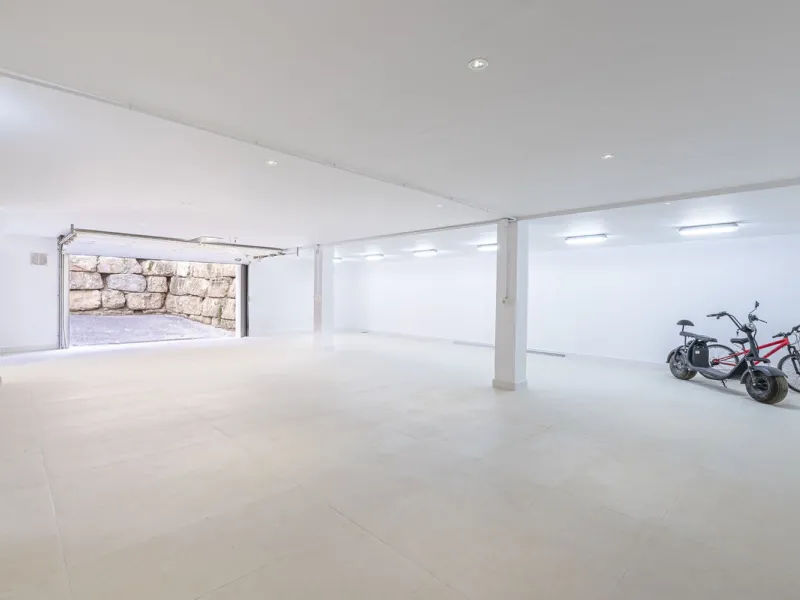 This magnificent villa located in the heart of the prestigious Golf Valley of Nueva Andalucia! This impressive property boasts of an expansive 1.425m2 of plot size and located first line golf.  Entering the property, a huge driveway welcomes you to the we