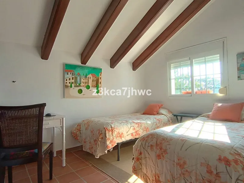 House - Detached Villa в продаже в Estepona, Málaga. В доме 4 спален и 4 ванных комнат. Площадь дома 274 м². Площадь участка 4112 м²
