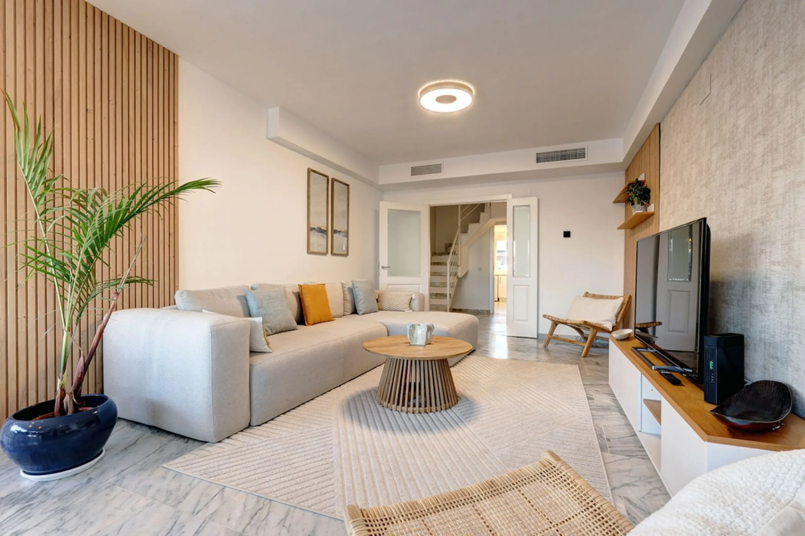 This amazing recently renovated duplex penthouse is located 5 minutes from MarbellaCenter in a complex 2 minutes walking distance to the sea with stunning gardens, tennis courts and swimming pools. Thanks to the careful design, the apartment is an island 