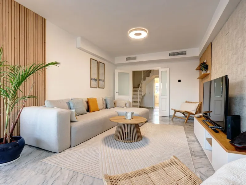This amazing recently renovated duplex penthouse is located 5 minutes from MarbellaCenter in a complex 2 minutes walking distance to the sea with stunning gardens, tennis courts and swimming pools. Thanks to the careful design, the apartment is an island 
