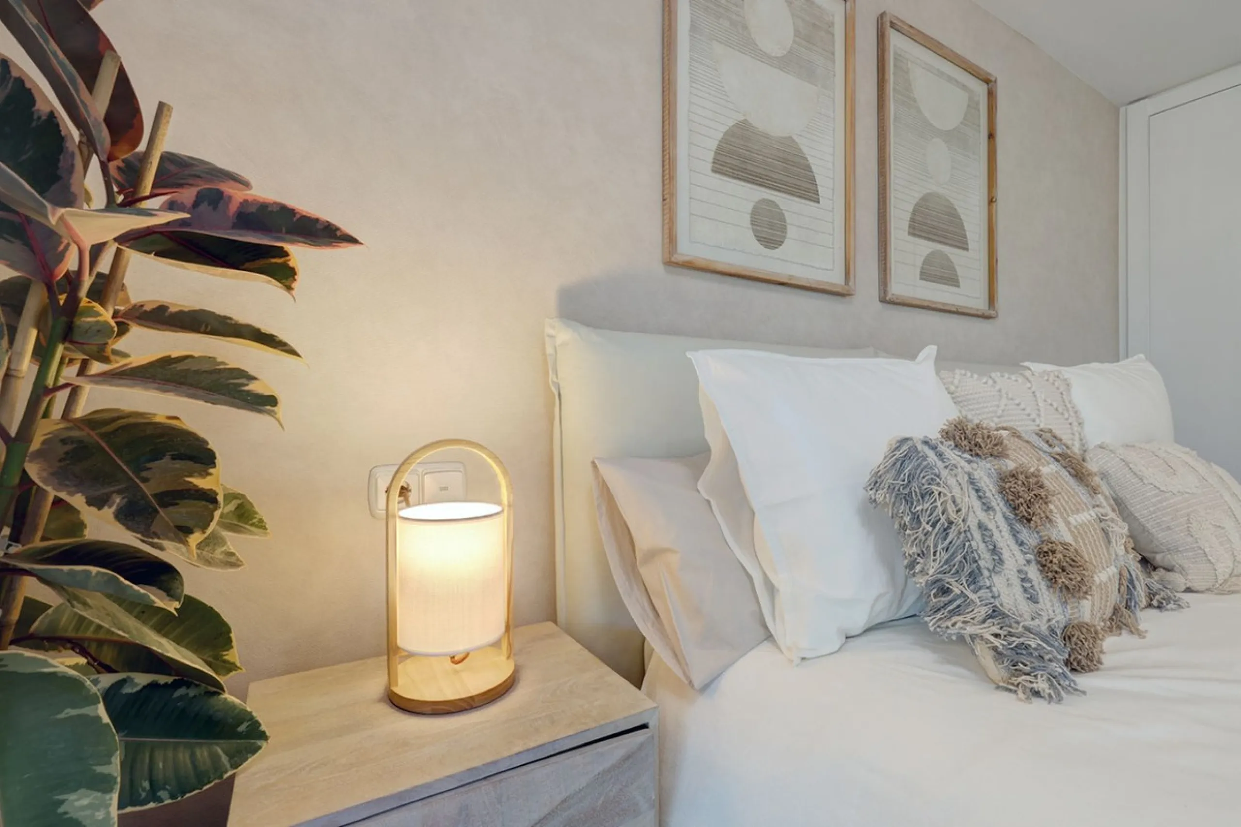 This amazing recently renovated duplex penthouse is located 5 minutes from MarbellaCenter in a complex 2 minutes walking distance to the sea with stunning gardens, tennis courts and swimming pools. Thanks to the careful design, the apartment is an island 