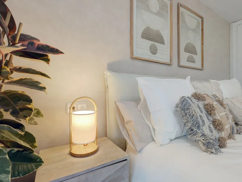 This amazing recently renovated duplex penthouse is located 5 minutes from MarbellaCenter in a complex 2 minutes walking distance to the sea with stunning gardens, tennis courts and swimming pools. Thanks to the careful design, the apartment is an island 