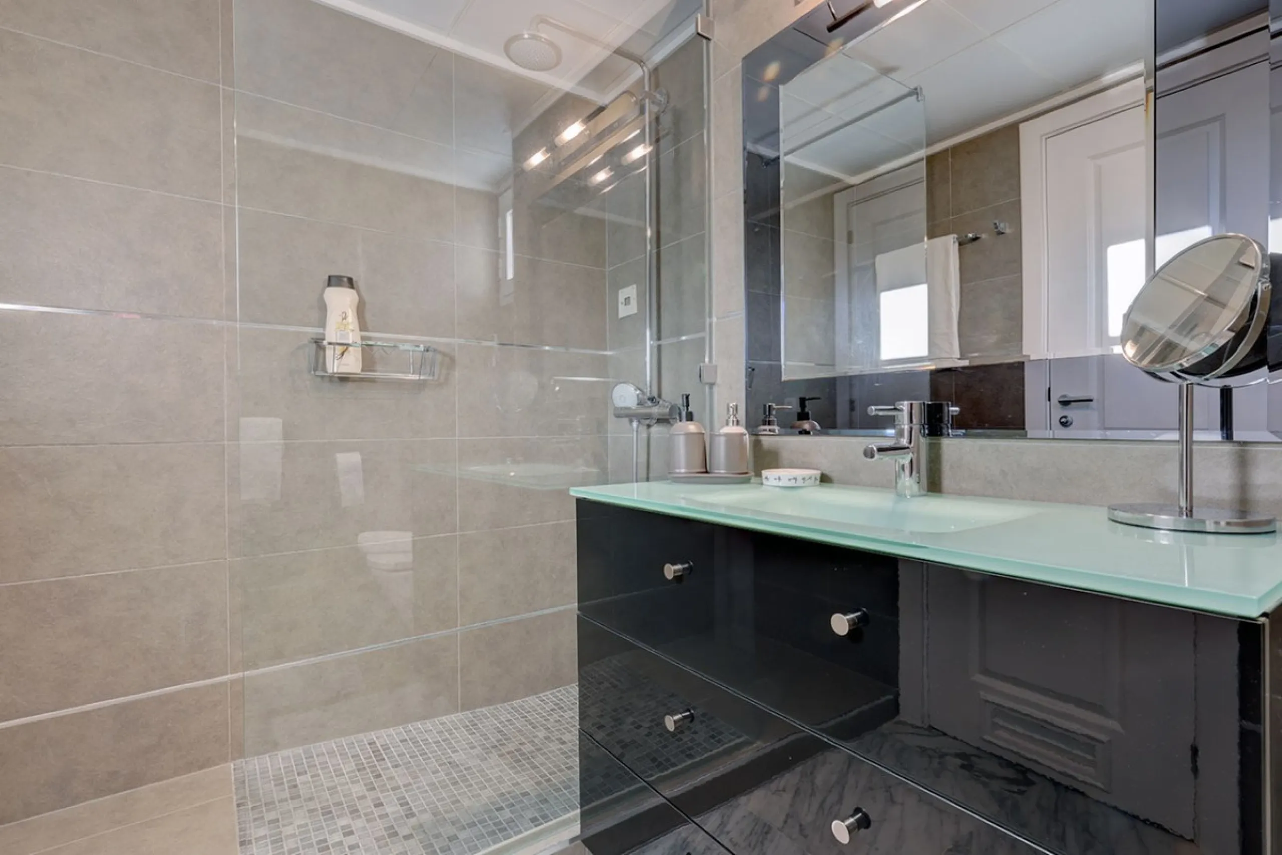 This amazing recently renovated duplex penthouse is located 5 minutes from MarbellaCenter in a complex 2 minutes walking distance to the sea with stunning gardens, tennis courts and swimming pools. Thanks to the careful design, the apartment is an island 