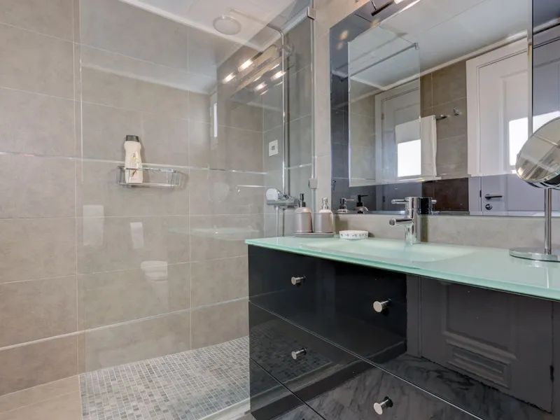 This amazing recently renovated duplex penthouse is located 5 minutes from MarbellaCenter in a complex 2 minutes walking distance to the sea with stunning gardens, tennis courts and swimming pools. Thanks to the careful design, the apartment is an island 