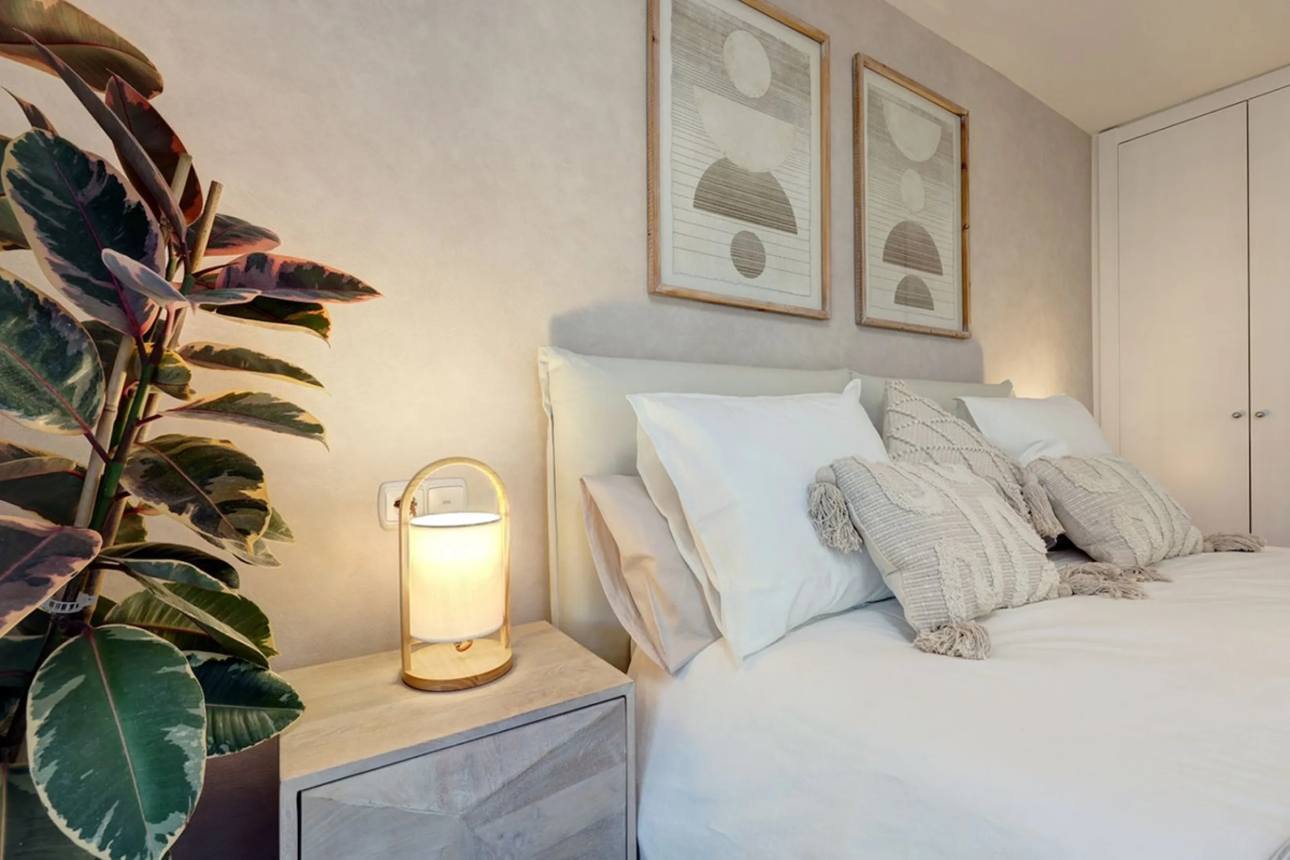 This amazing recently renovated duplex penthouse is located 5 minutes from MarbellaCenter in a complex 2 minutes walking distance to the sea with stunning gardens, tennis courts and swimming pools. Thanks to the careful design, the apartment is an island 