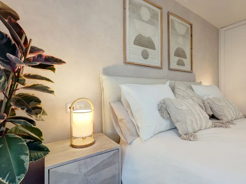 This amazing recently renovated duplex penthouse is located 5 minutes from MarbellaCenter in a complex 2 minutes walking distance to the sea with stunning gardens, tennis courts and swimming pools. Thanks to the careful design, the apartment is an island 
