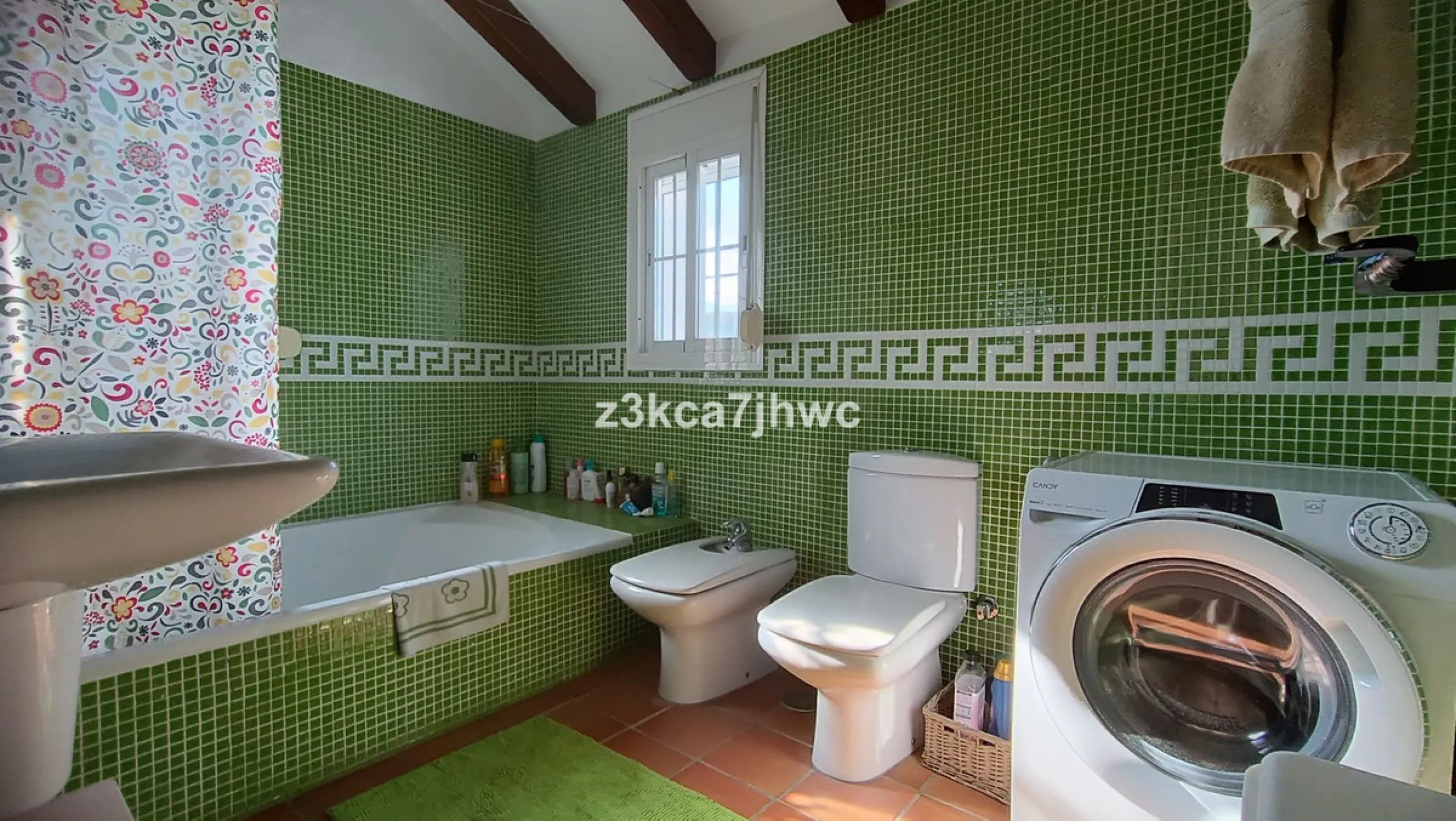 House - Detached Villa в продаже в Estepona, Málaga. В доме 4 спален и 4 ванных комнат. Площадь дома 274 м². Площадь участка 4112 м²