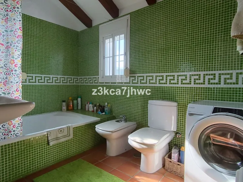 House - Detached Villa в продаже в Estepona, Málaga. В доме 4 спален и 4 ванных комнат. Площадь дома 274 м². Площадь участка 4112 м²