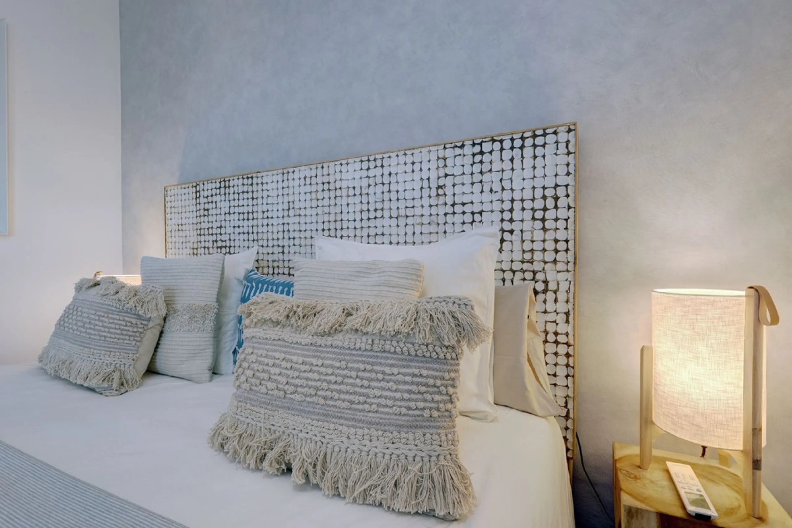 This amazing recently renovated duplex penthouse is located 5 minutes from MarbellaCenter in a complex 2 minutes walking distance to the sea with stunning gardens, tennis courts and swimming pools. Thanks to the careful design, the apartment is an island 