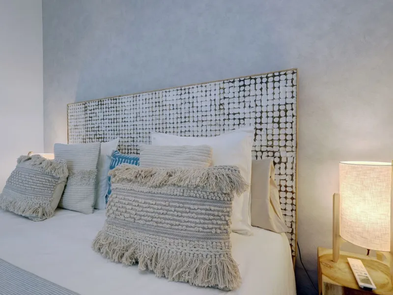 This amazing recently renovated duplex penthouse is located 5 minutes from MarbellaCenter in a complex 2 minutes walking distance to the sea with stunning gardens, tennis courts and swimming pools. Thanks to the careful design, the apartment is an island 