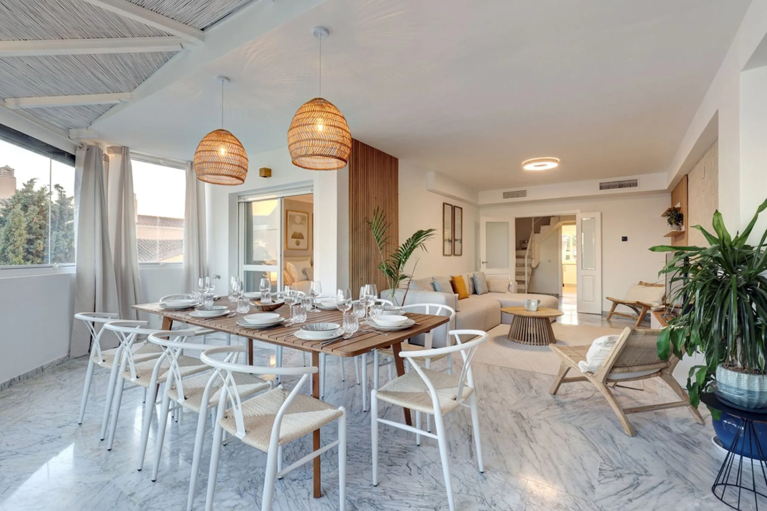 This amazing recently renovated duplex penthouse is located 5 minutes from MarbellaCenter in a complex 2 minutes walking distance to the sea with stunning gardens, tennis courts and swimming pools. Thanks to the careful design, the apartment is an island 
