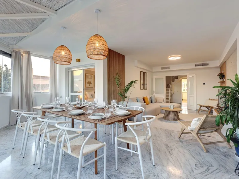 This amazing recently renovated duplex penthouse is located 5 minutes from MarbellaCenter in a complex 2 minutes walking distance to the sea with stunning gardens, tennis courts and swimming pools. Thanks to the careful design, the apartment is an island 